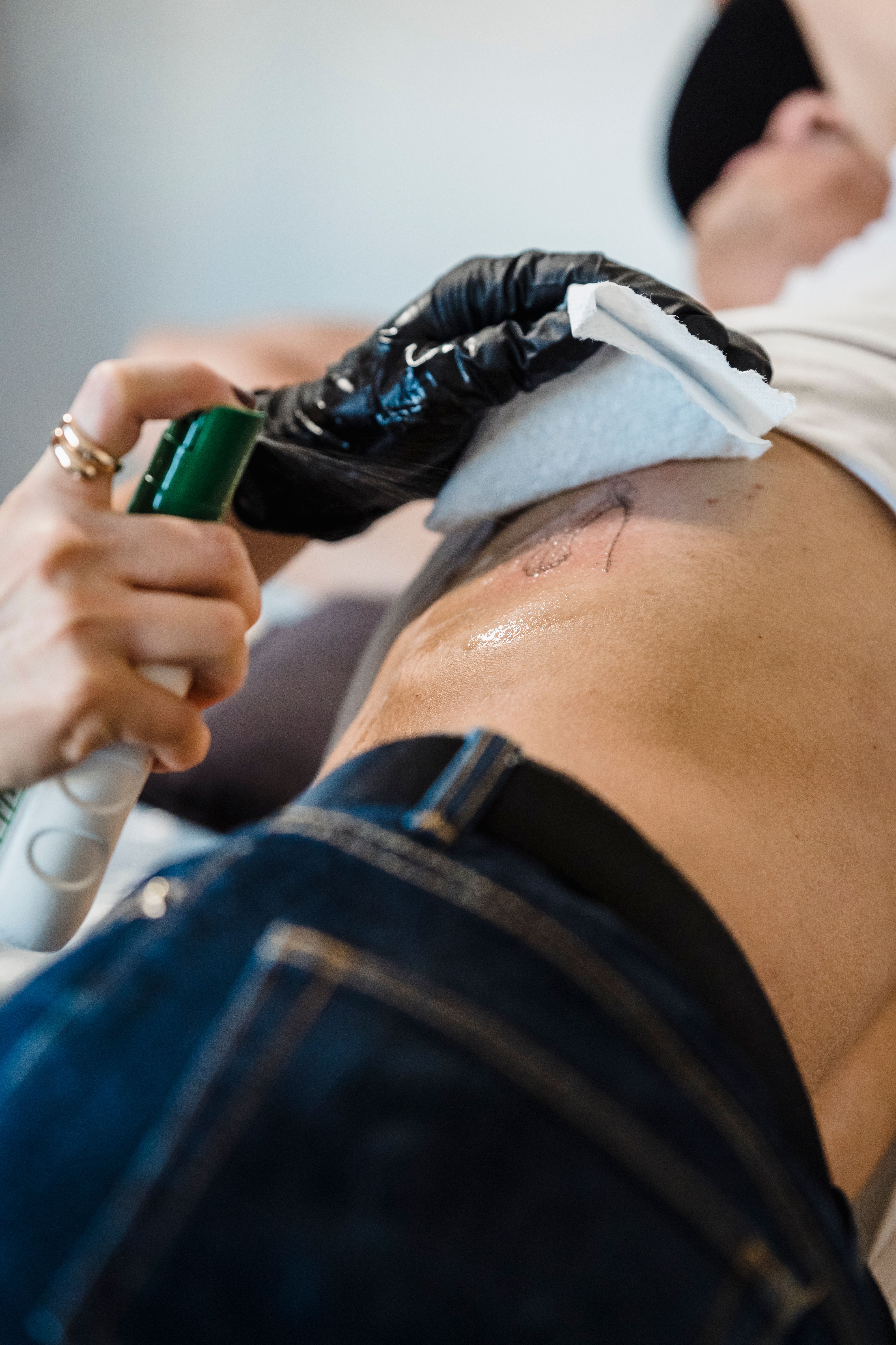 Limpeza e hidratação de tatuagem recente